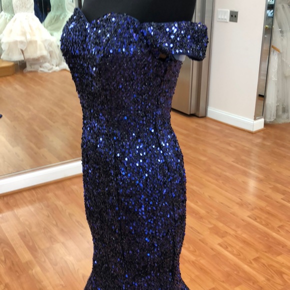2019 Women’s special occasion dress, blue sequin - Picture 4 of 8